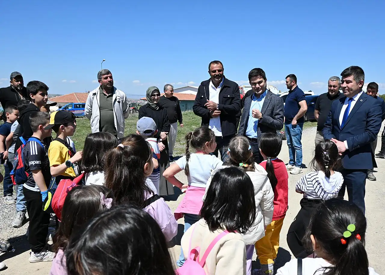 Sarıoğlan Barajı'nda bayram temizliği: Minikler iş başında