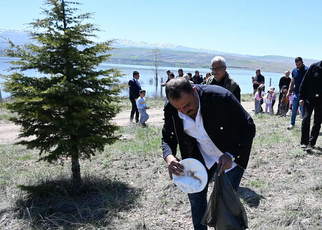 Sarıoğlan Barajı'nda bayram temizliği: Minikler iş başında