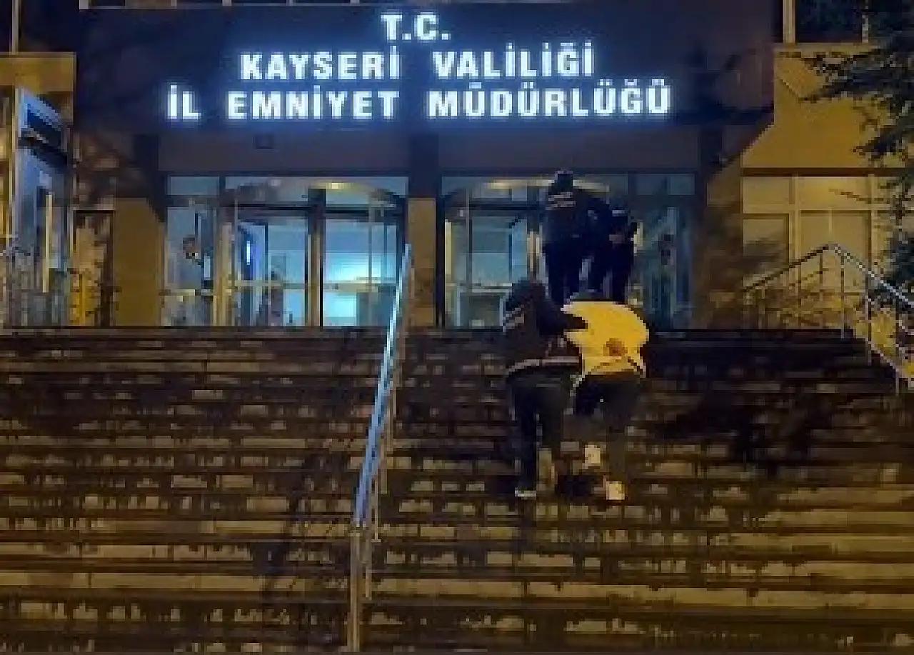 Kayseri'de uluslararası uyuşturucu kurye operasyonu: Midelerinde yarım kilo uyuşturucu çıktı!