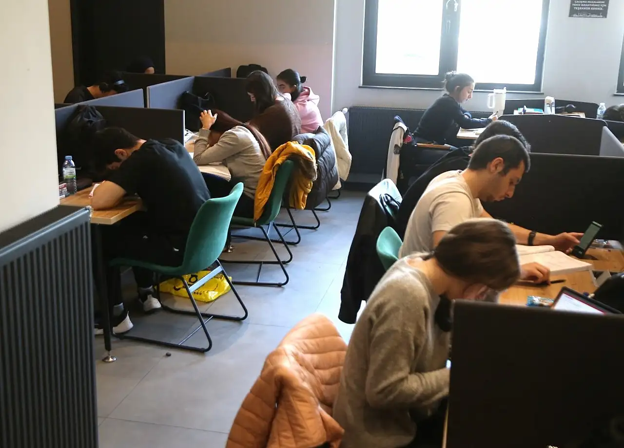 Ara tatilde kütüphaneler tıklım tıklım