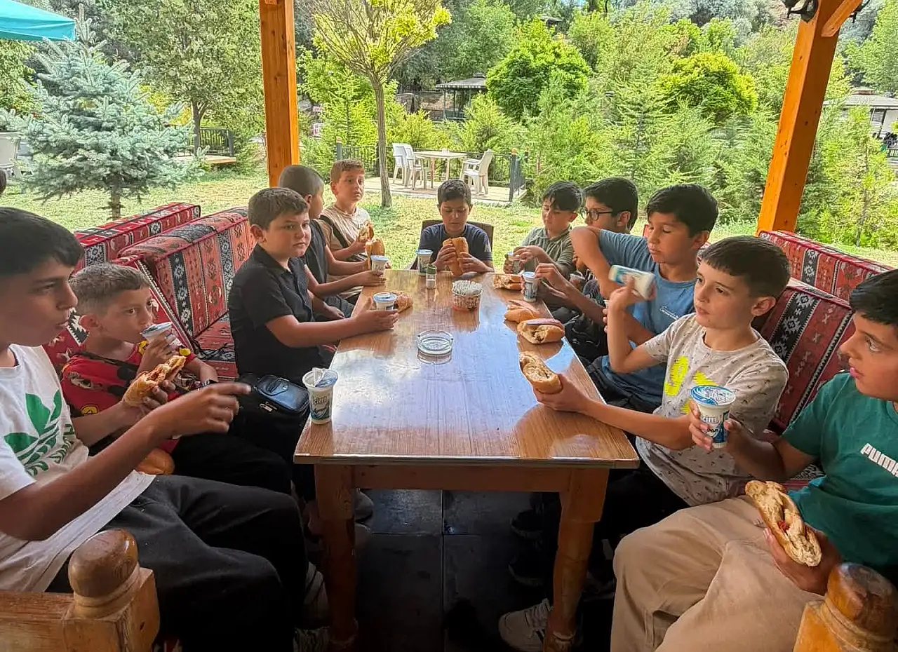 Kayseri'de Başkan sucuk ekmek dağıttı