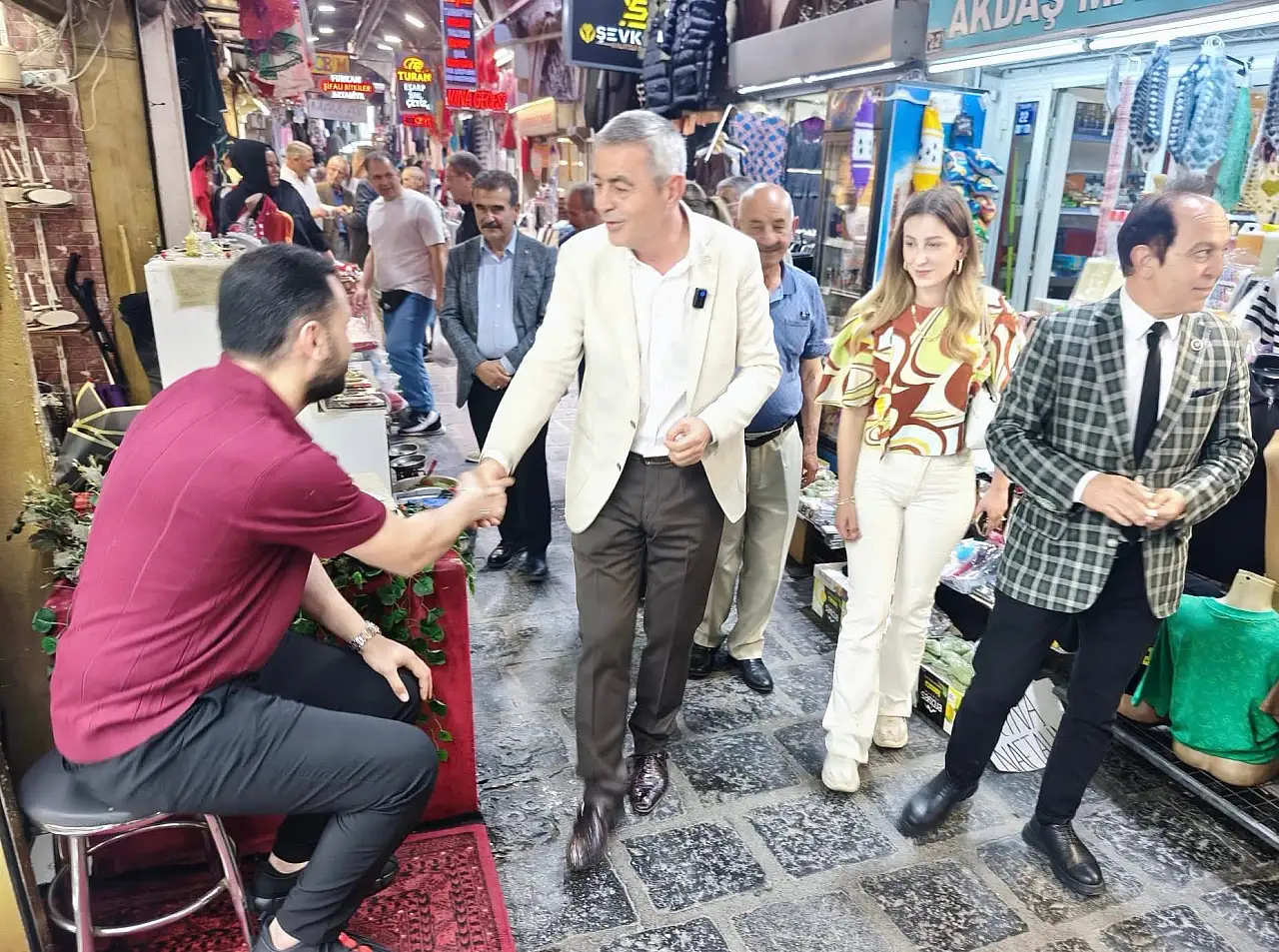 Kayseri'de selin vuruğu 800 yıllık çarşıda dert dinlediler