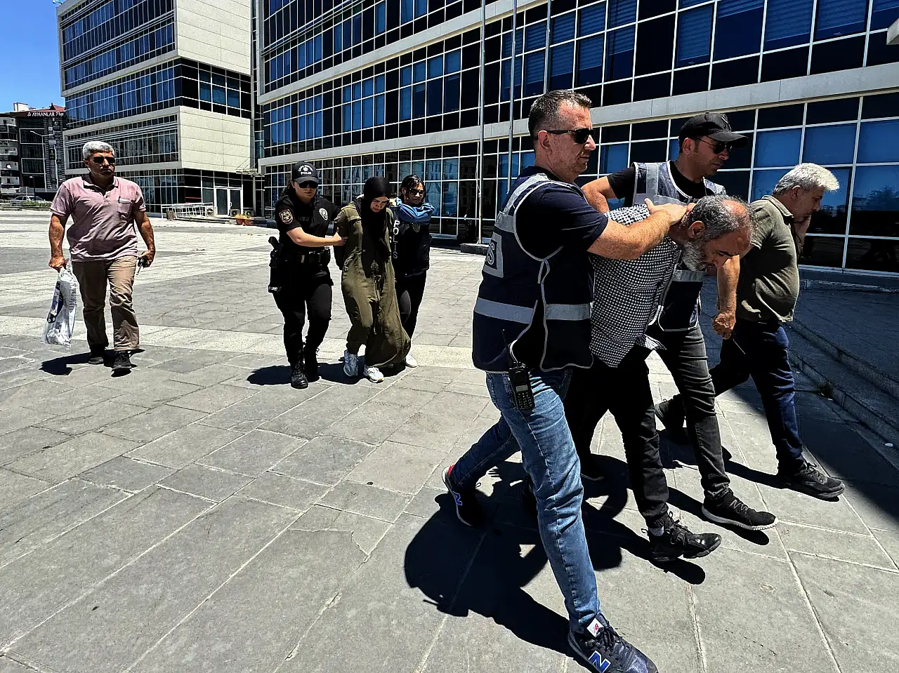 Kayseri'de Atatürk Anıtı'na zarar veren şüphelilerle ilgili yeni gelişme!