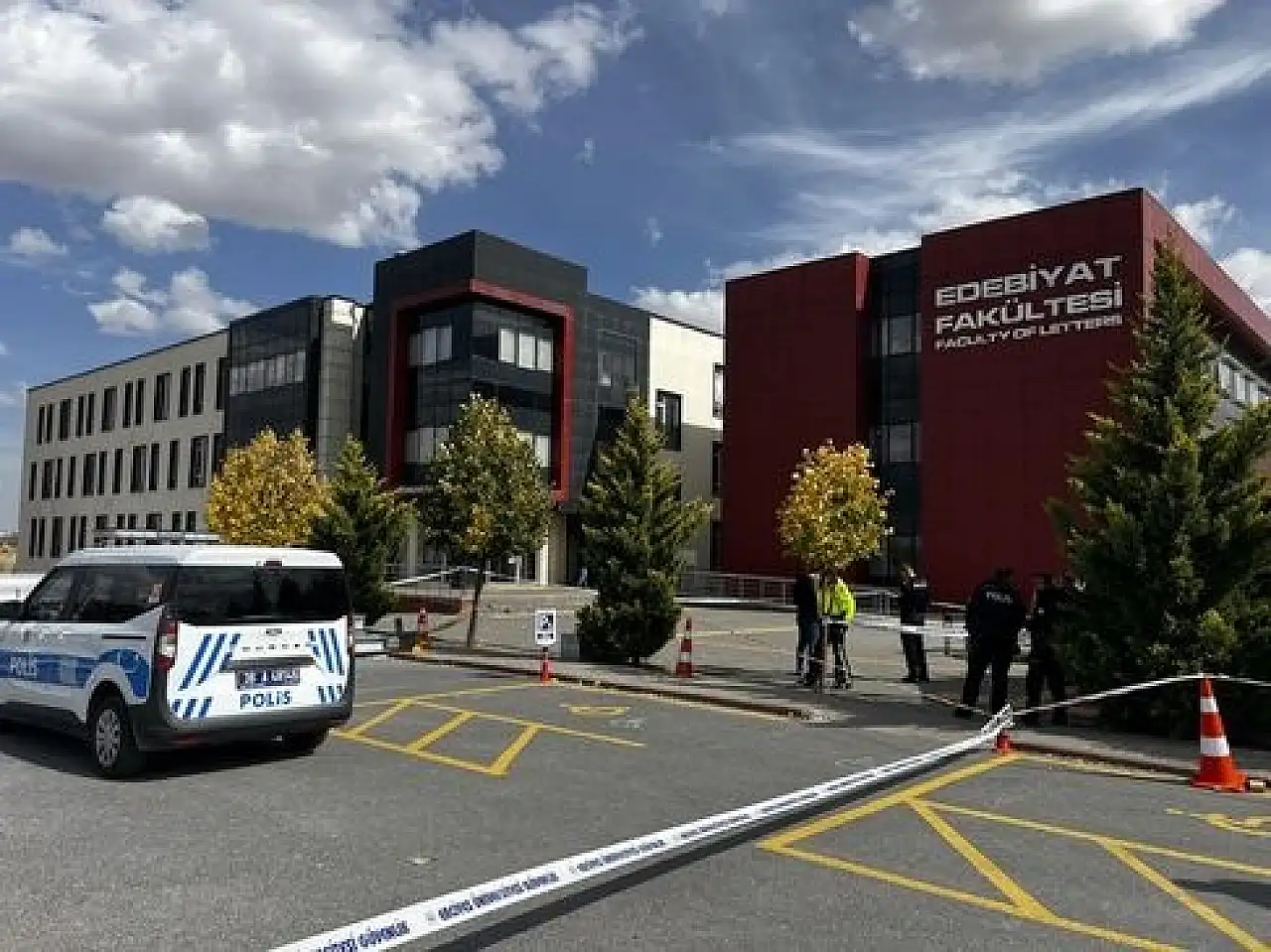 Unuttular! ERÜ'de 'bir eksik'le mezuniyet töreni