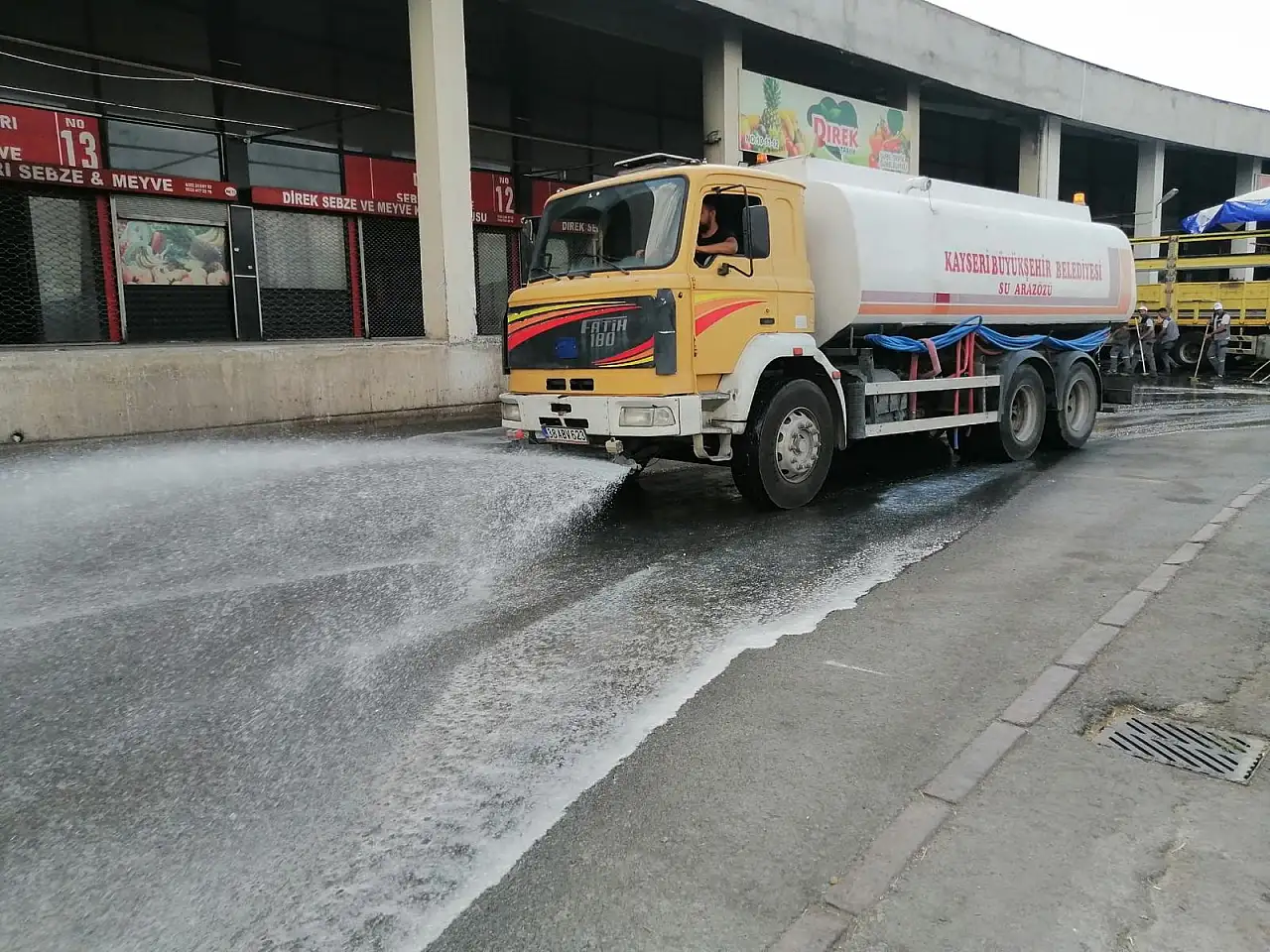 Hal esnafının talebi gerçekleşti: Şıralı meyve kirlerine köpüklü temizlik