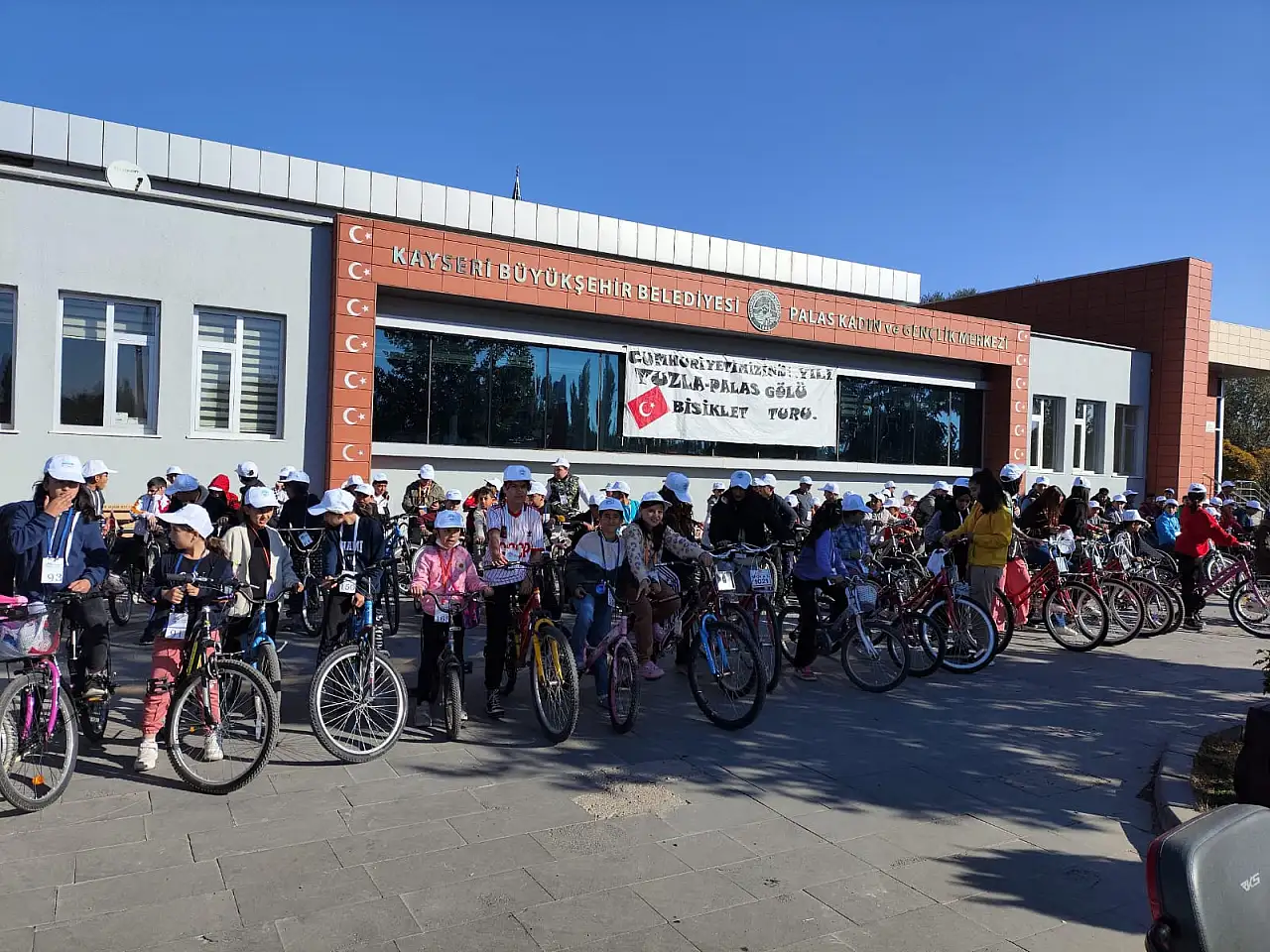 Bisikletleriyle onlarca öğrenciyi buluşturan etkinlik!