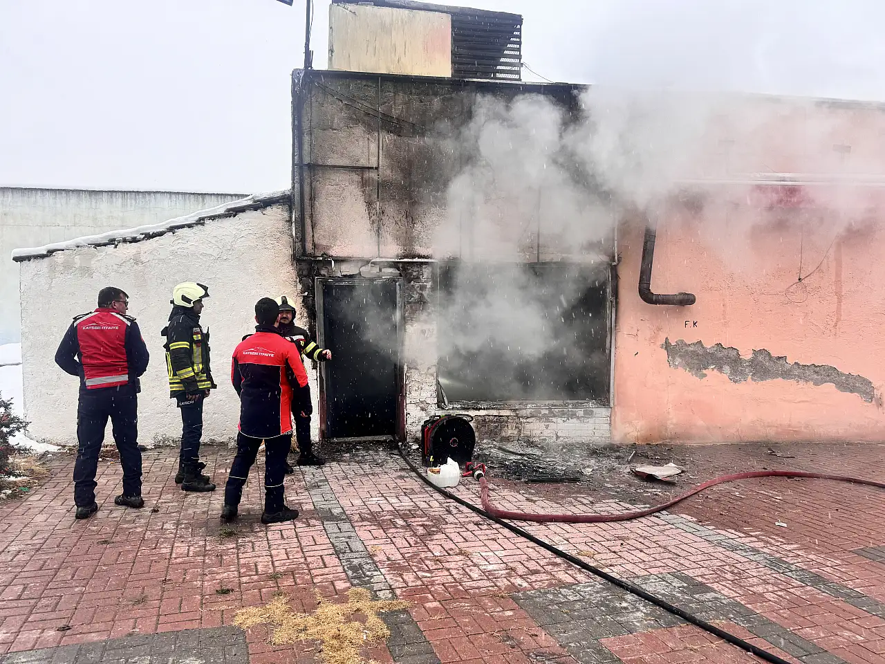 Uğruevler'deki depoda yangın!