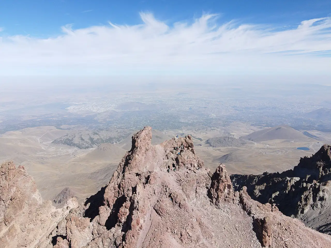 Zirve'de binlerce yıllık gizemini koruyan kutsal mağarayı gördünüz mü?