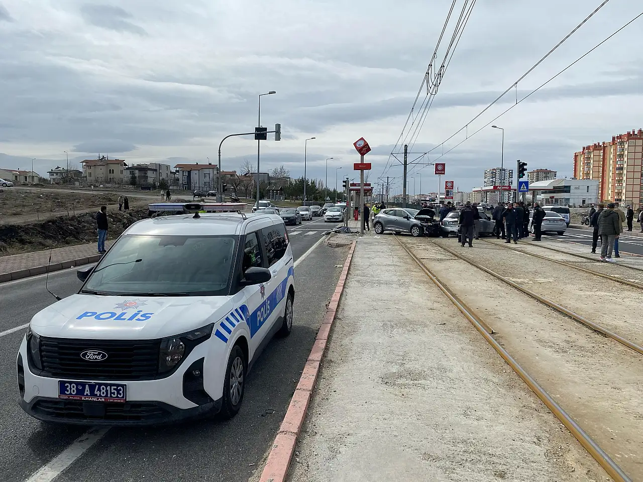 Kazada otomobiller tramvay yoluna savruldu