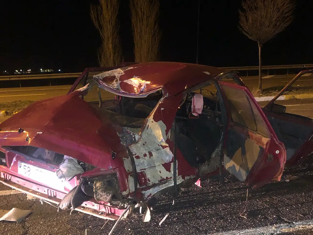 Korkutan kaza: Otomobil aydınlatma direğine çarptı