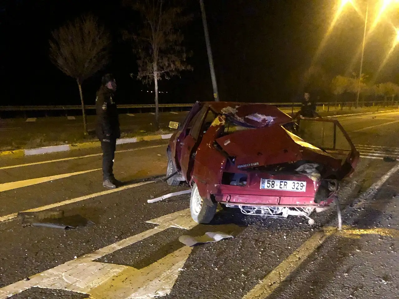 Korkutan kaza: Otomobil aydınlatma direğine çarptı