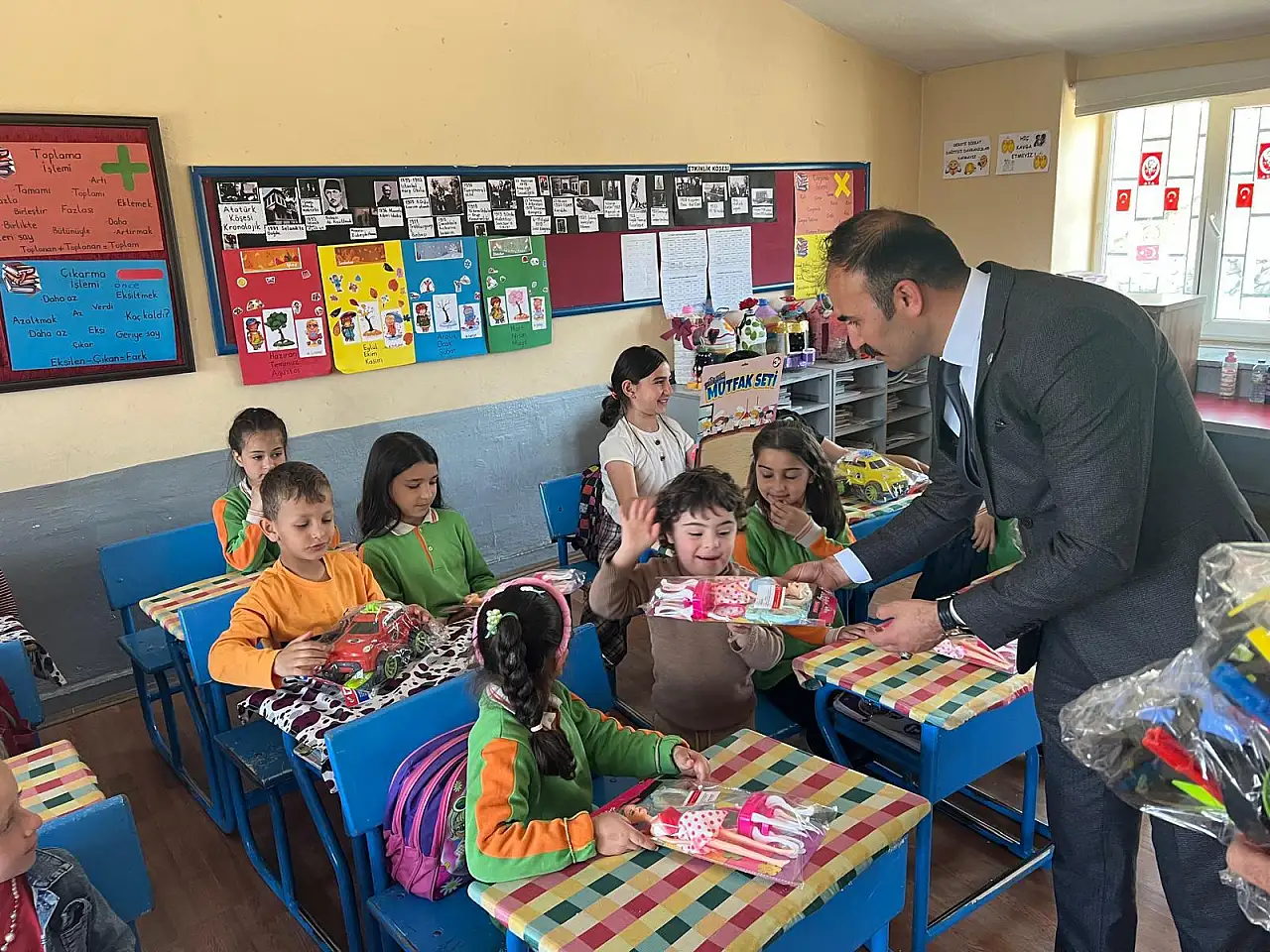 MHP İlçe Başkanlığından çocuklara anlamlı jest