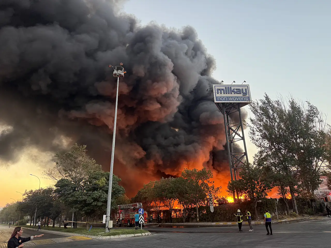 Eski Başkan'ın fabrikası alev alev yanıyor!