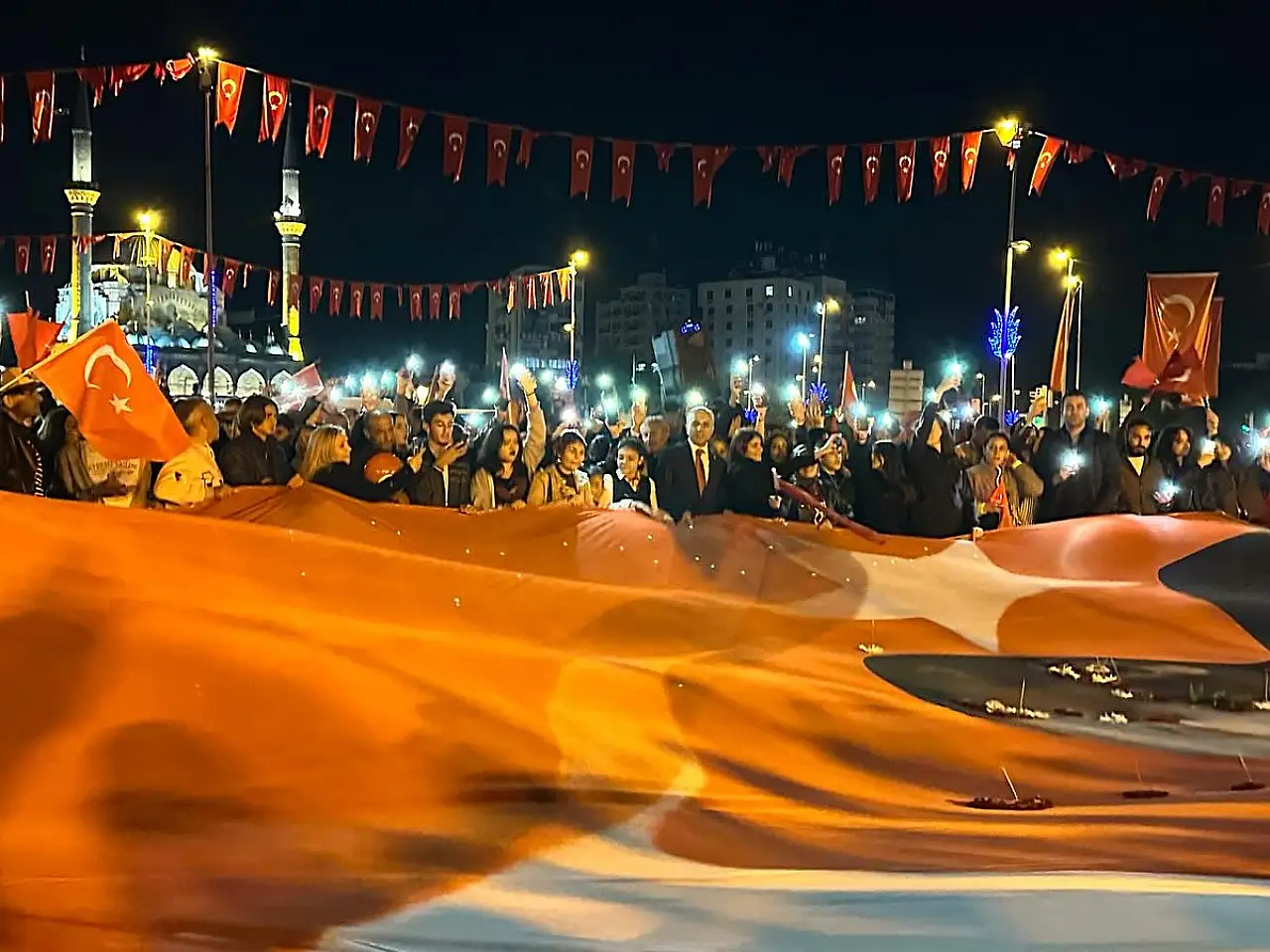 Binler, meşalelerle yürüdü!