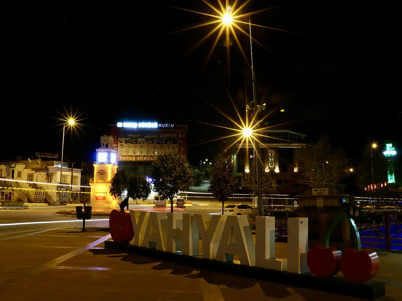 Kayseri'de ilçe meydanı renklendi