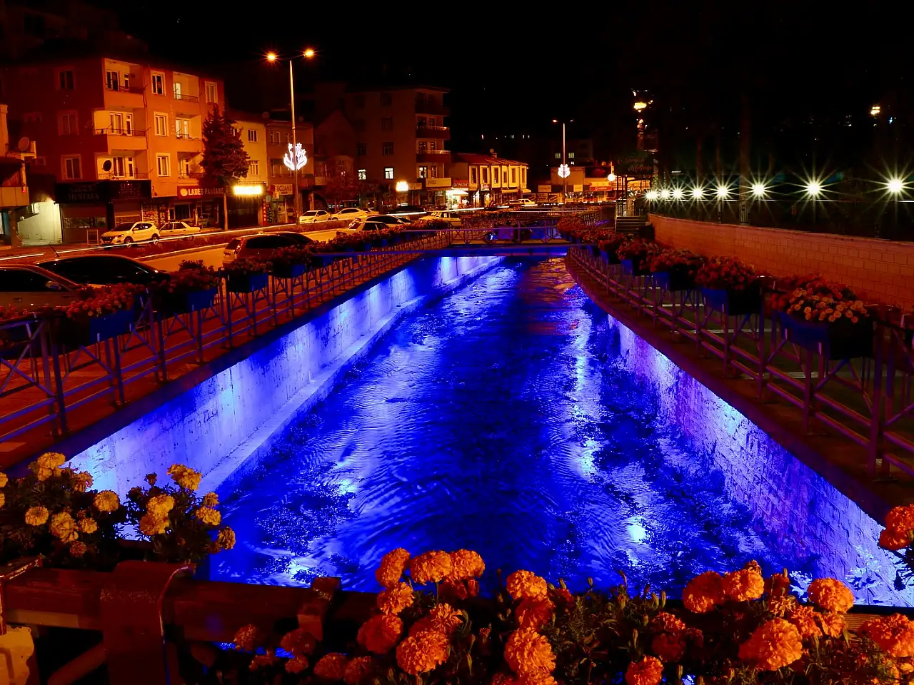 Kayseri'de ilçe meydanı renklendi