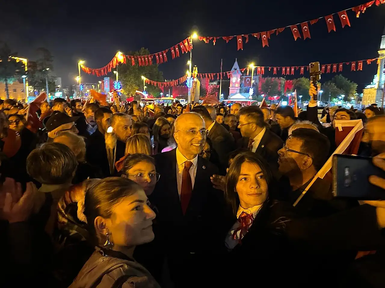 Binler, meşalelerle yürüdü!