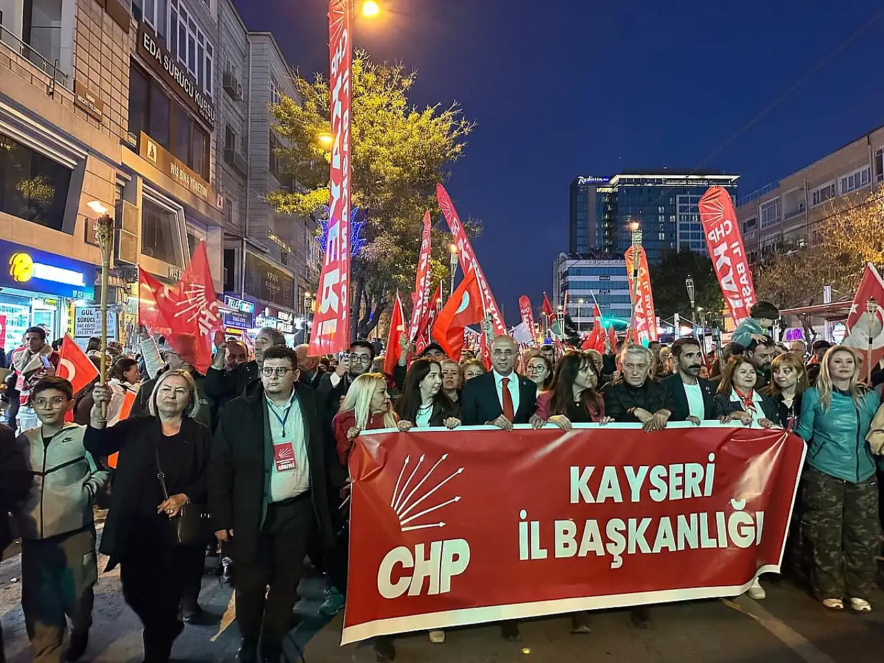 Binler, meşalelerle yürüdü!