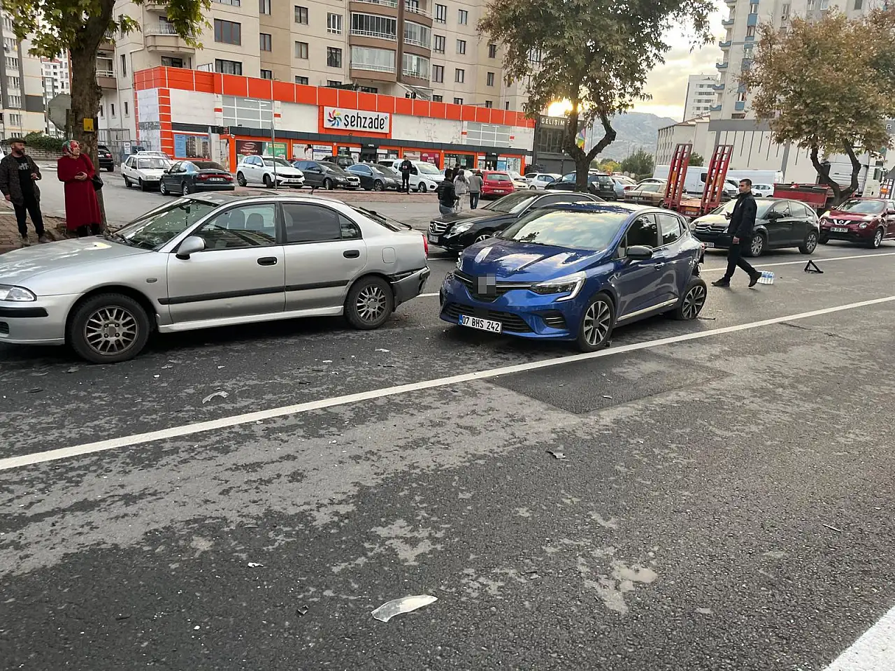 Kayseri'de zinciZincirleme kazaya karışan otomobil takla attı: 1 yaralı