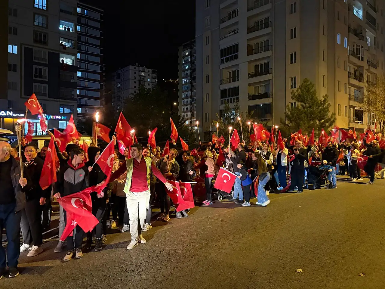 Kayseri'de coşkulu fener alayı yürüyüşü