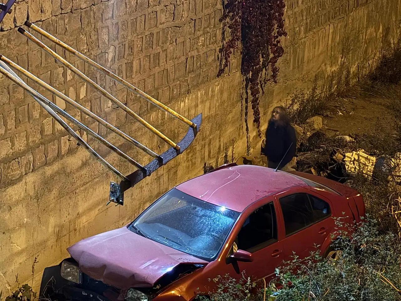 5 metrelik kanala uçtu, merdivenle tırmanıp çıktı