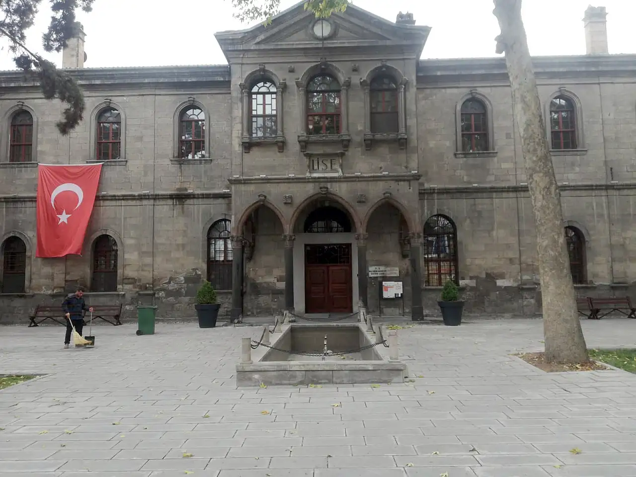 Kayseri'de tarihi okulda hem de Cumhuriyet Bayramı öncesinde büyük saygısızlık! Vatandaşlar isyan etti, Vali'ye seslendi