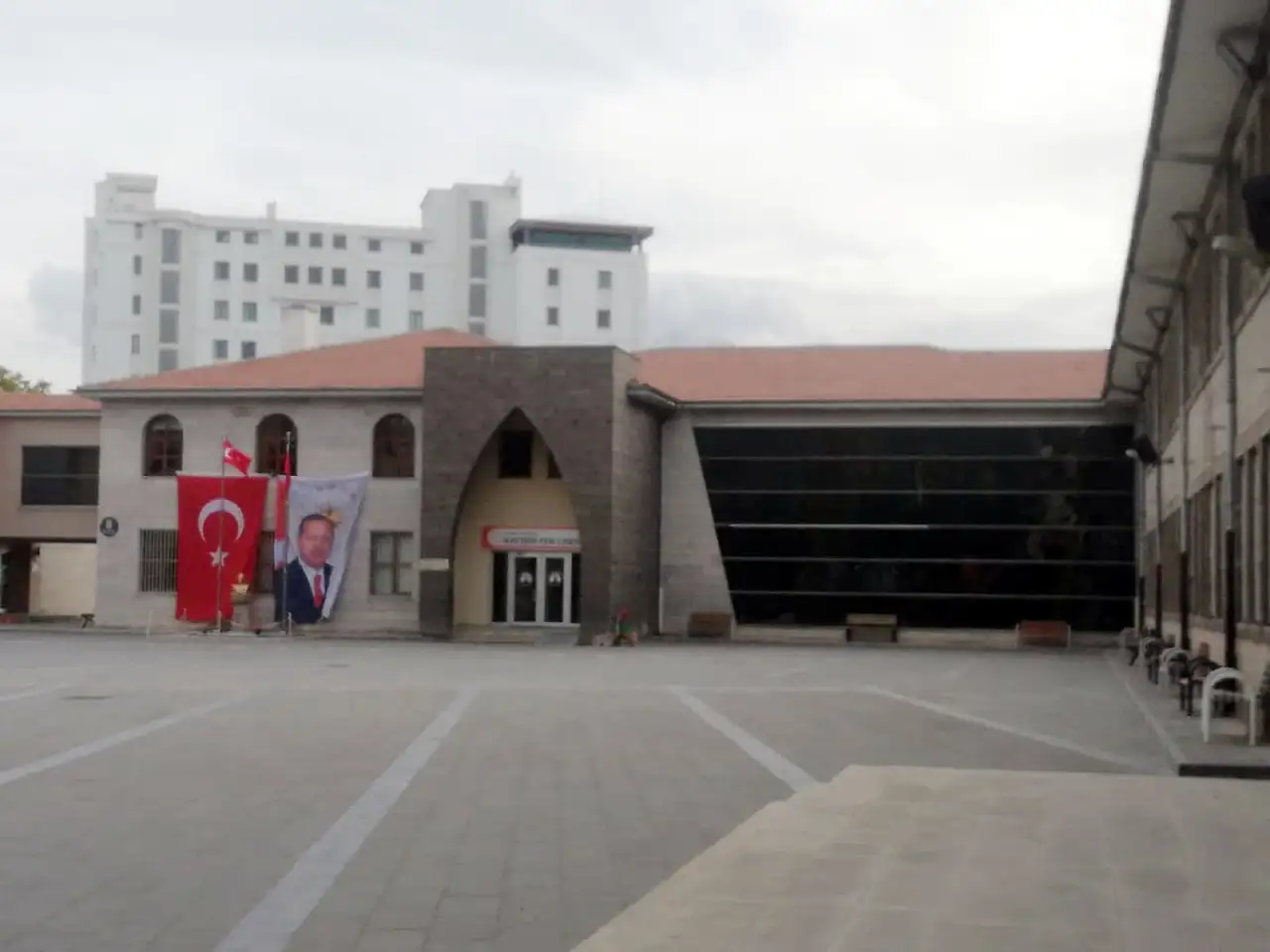 Kayseri'de tarihi okulda hem de Cumhuriyet Bayramı öncesinde büyük saygısızlık! Vatandaşlar isyan etti, Vali'ye seslendi