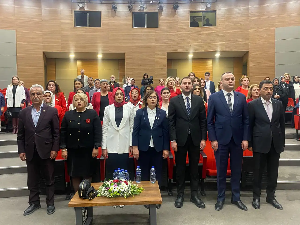 Türk kadınının fedakârlıkları sahnede canlandı