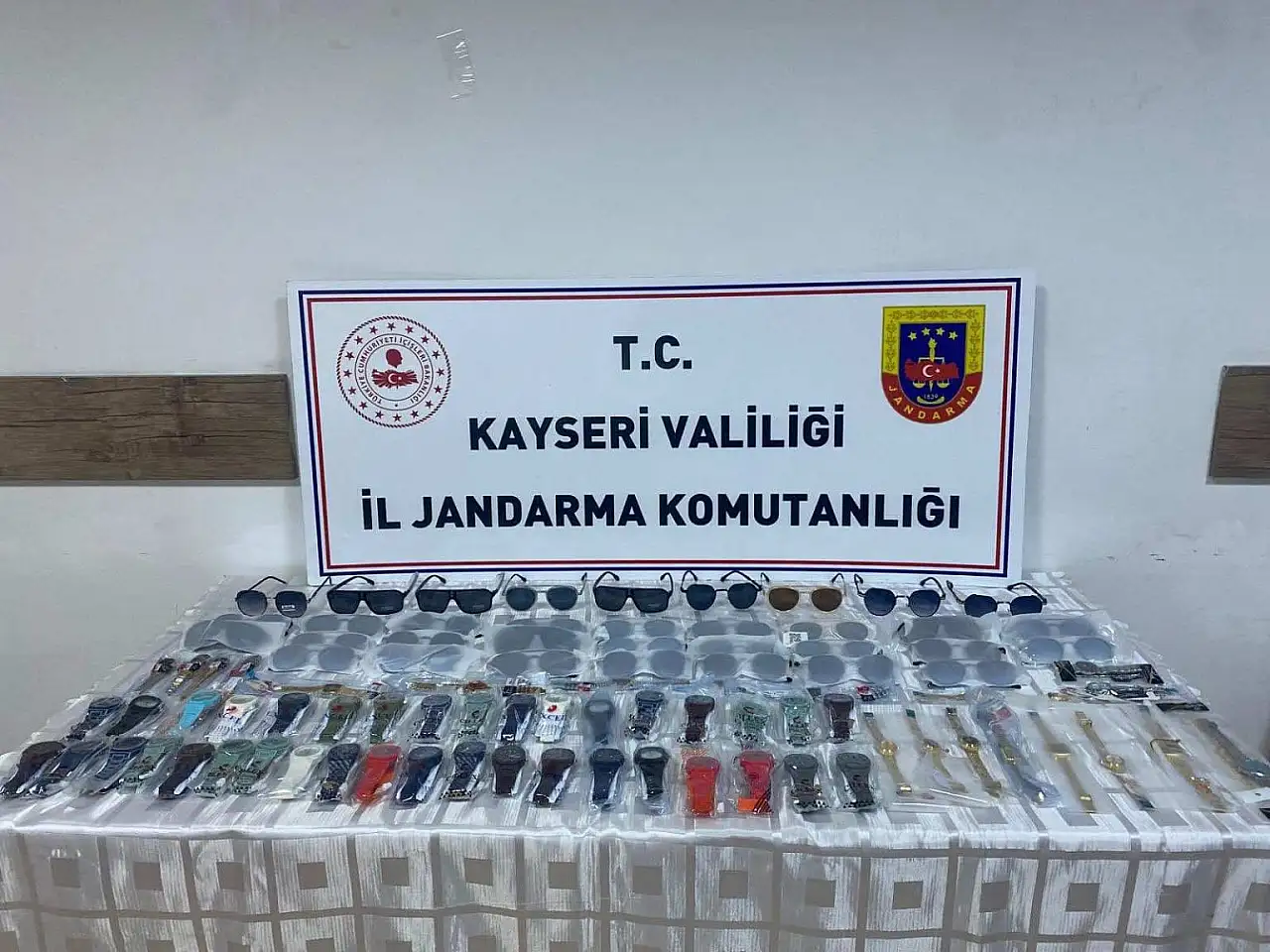 Kayser'deki o evde jandarma bakın neler yakaladı!