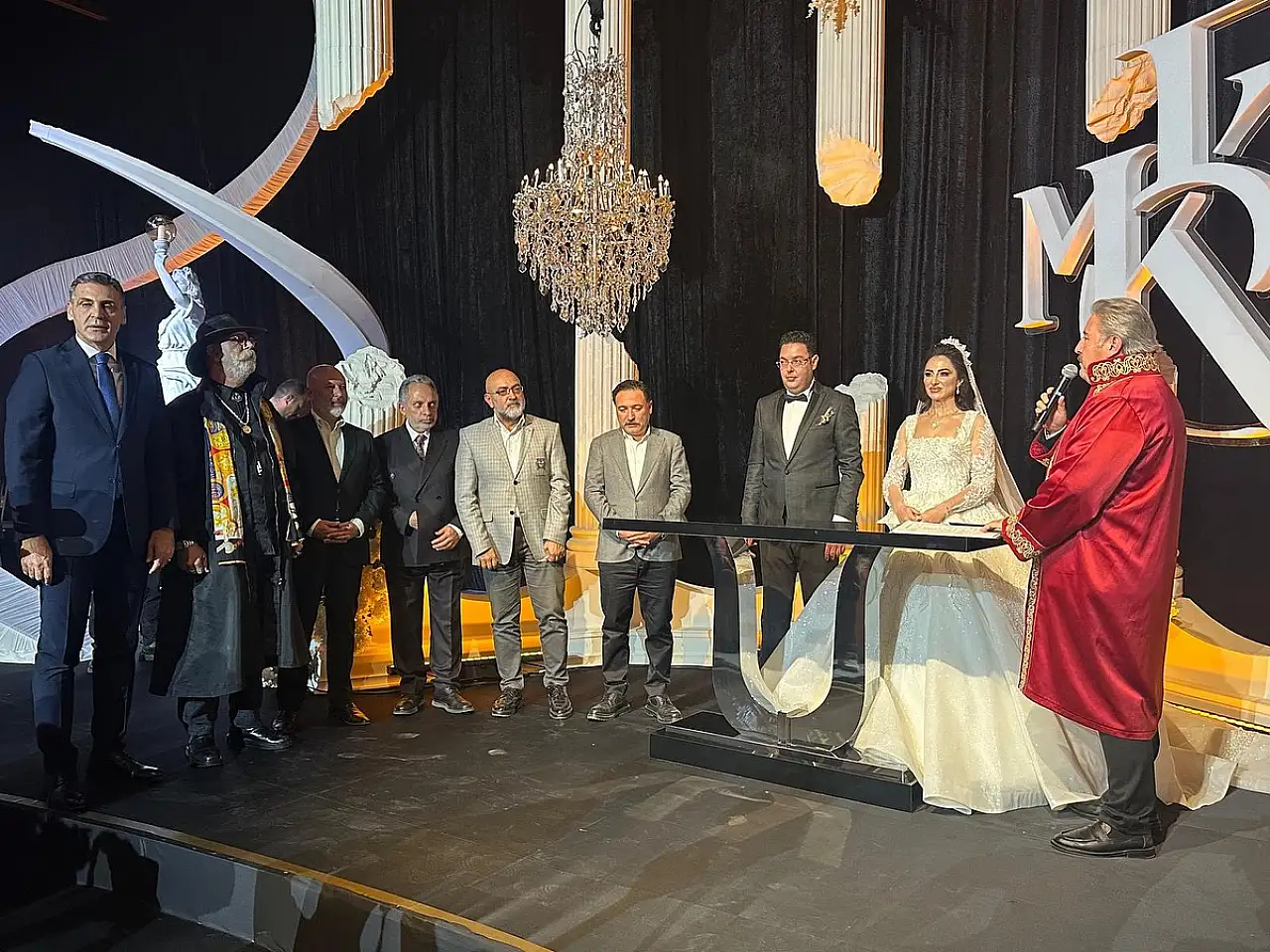 Kayserili iş insanı evlendi! Ünlü şarkıcı düğünde sahne aldı