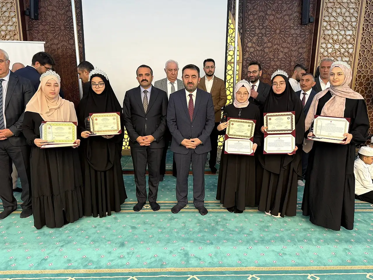 Kayseri'nin yeni hafızları! Belgeleri teslim edildi