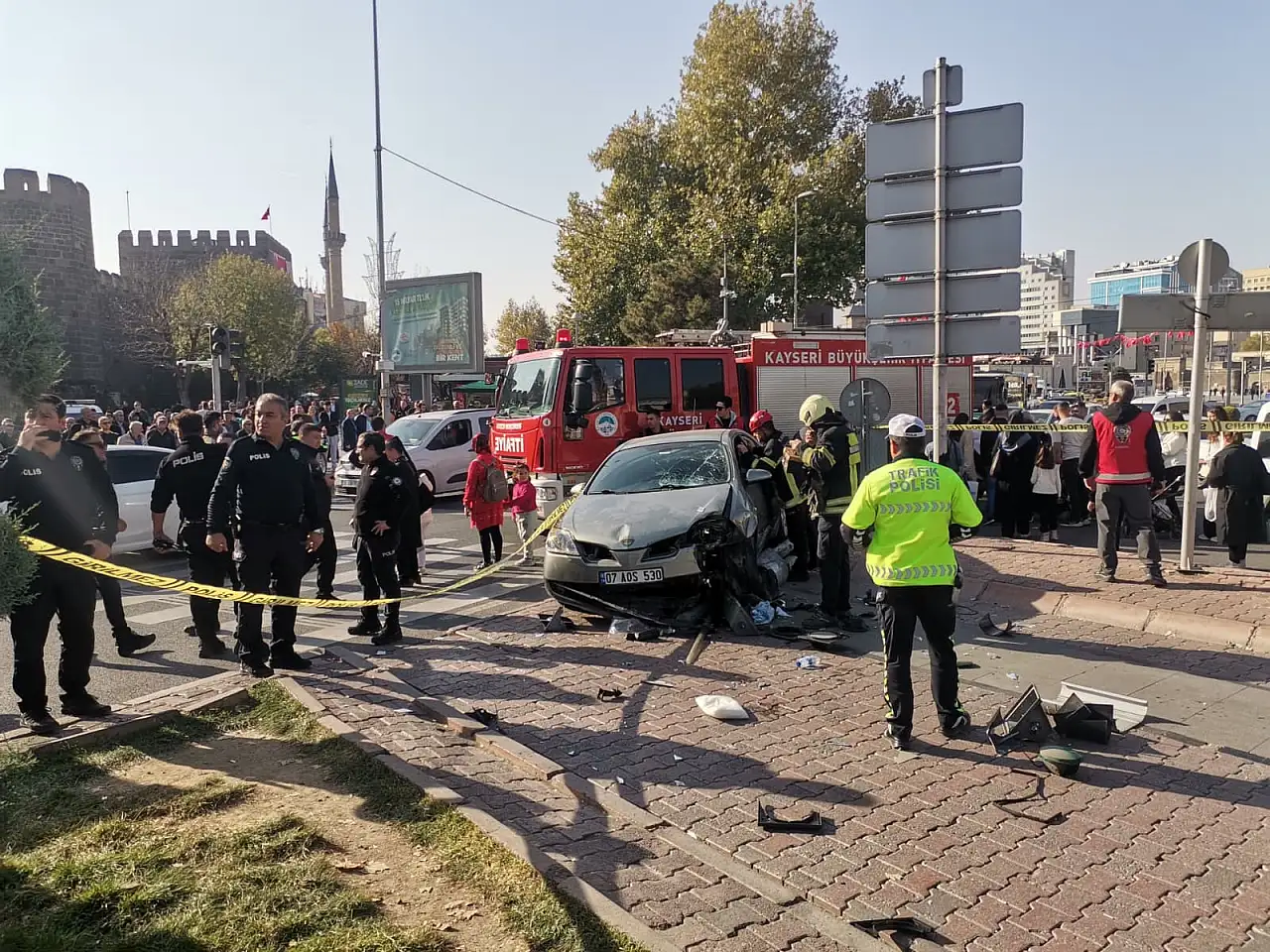 Cumhuriyet Meydanı savaş alanına döndü! Otomobil yayaların arasına daldı