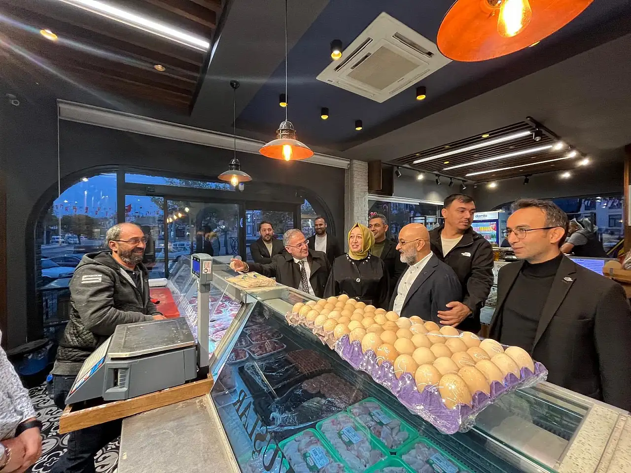 Kayseri'de çarşı pazar ziyareti yapan AK Partili vekil Cıngı: Şikayet yok, verilene şükür var!