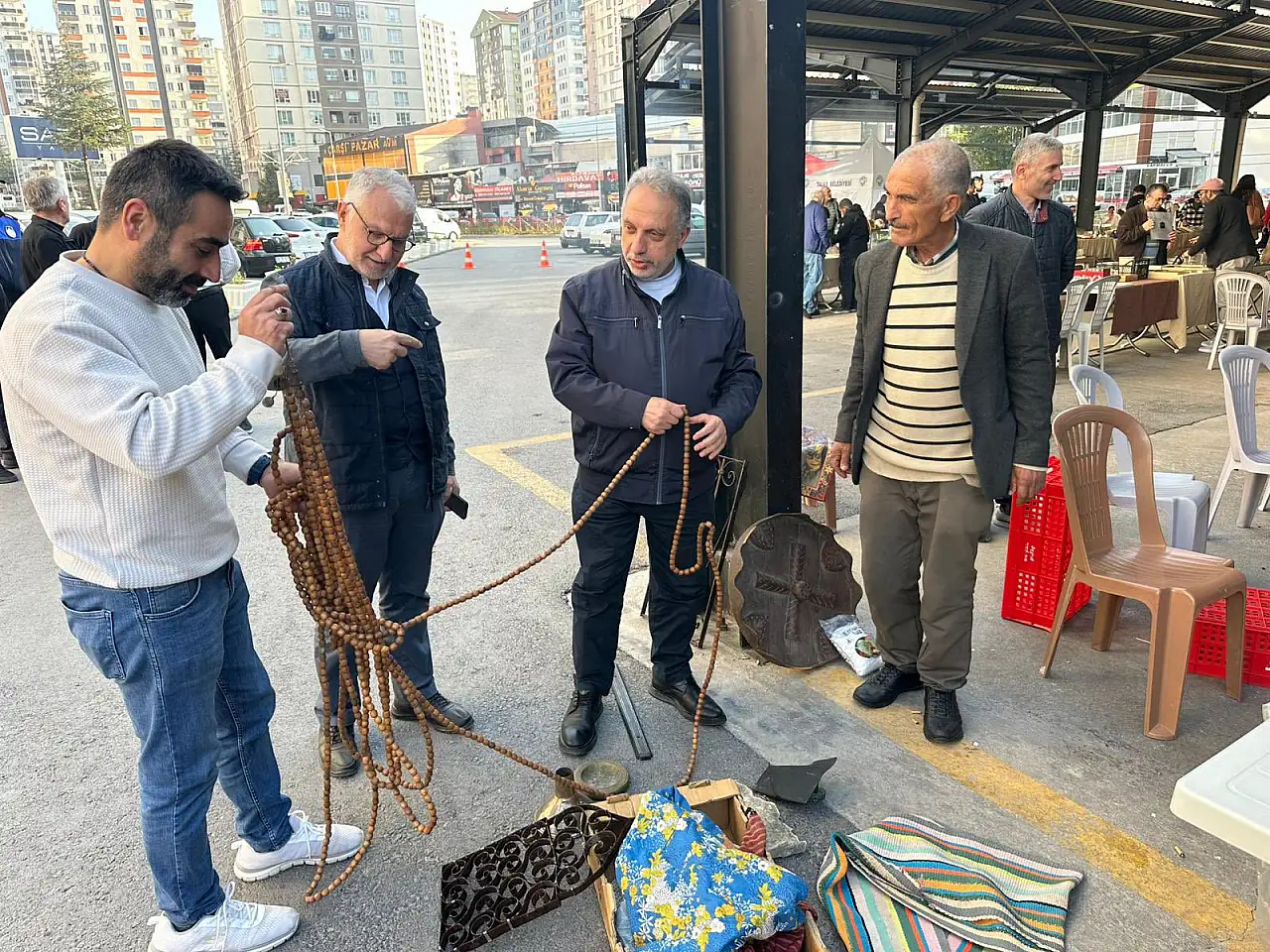 Antika pazarında Atatürk büstü