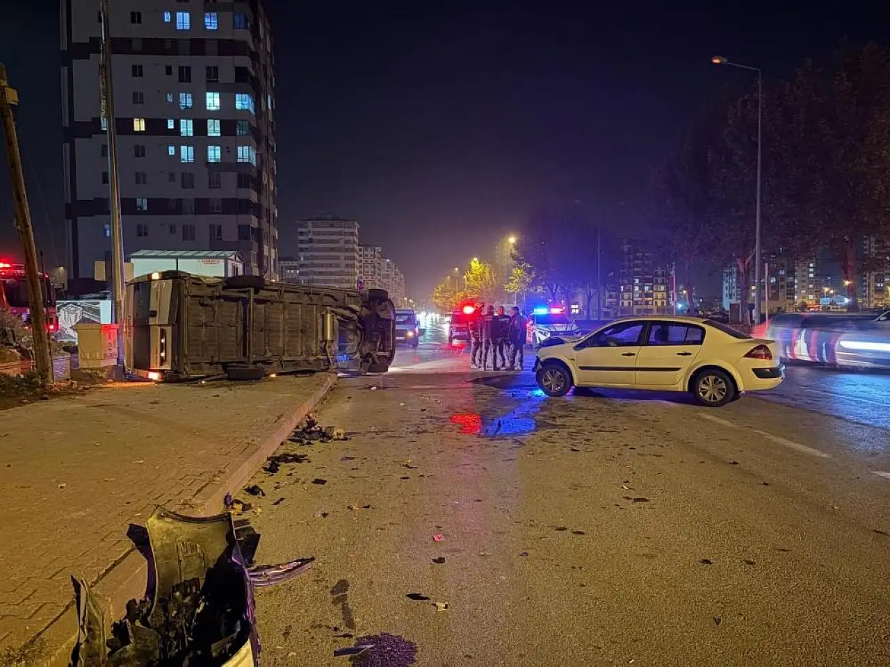 Kayseri'de Bağdat Caddesi'nde servis ile otomobil çarpıştı