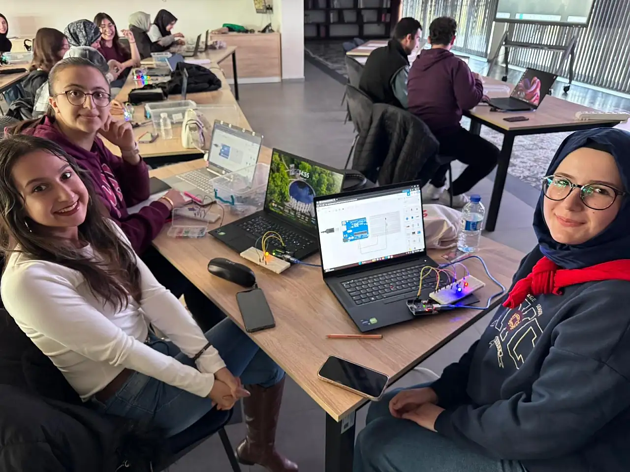 Üniversite öğrencilerine ücretsiz robotik kodlama eğitimi