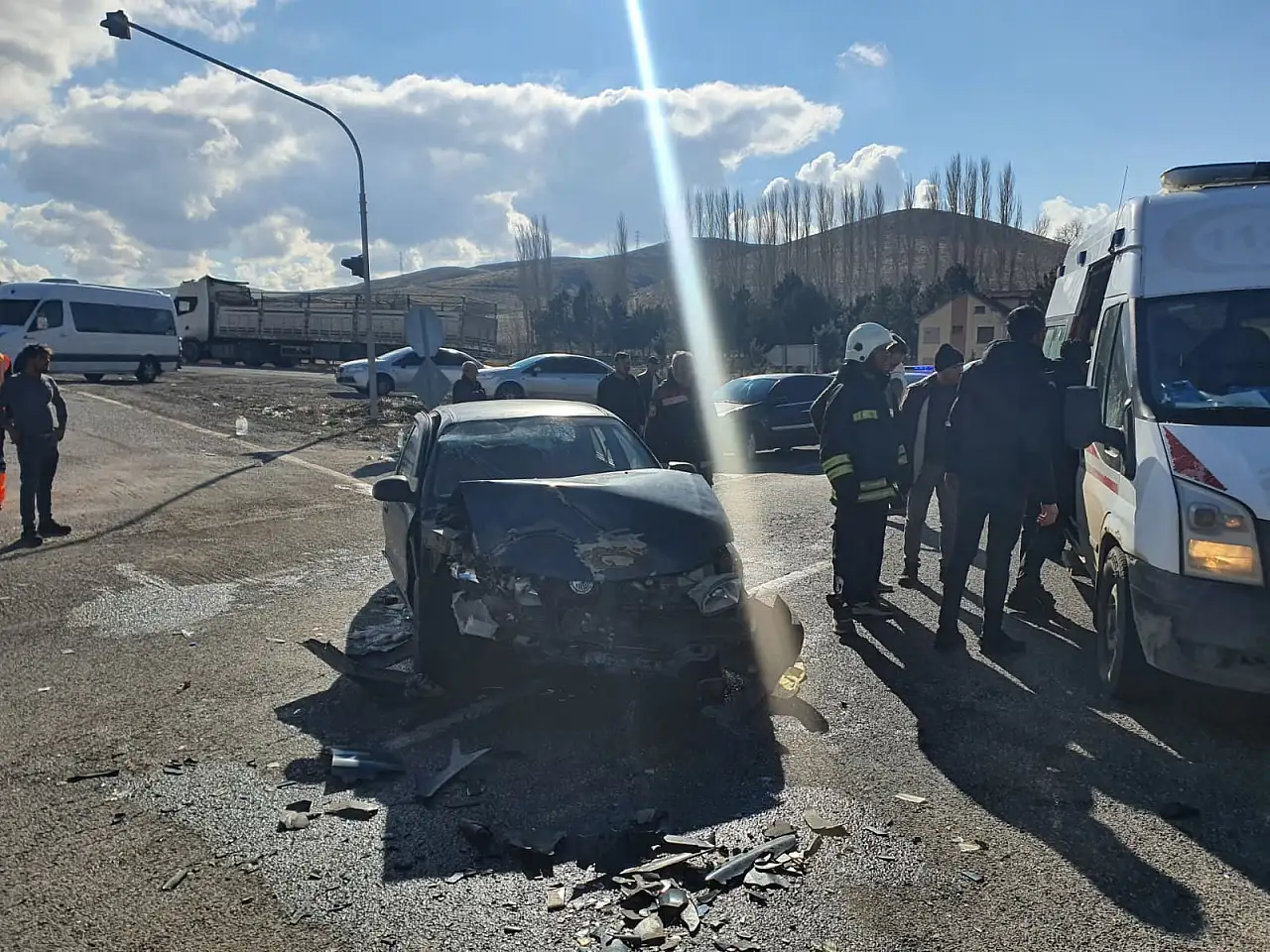 Otomobil ile kamyonet çarpıştı! 5 yaralı
