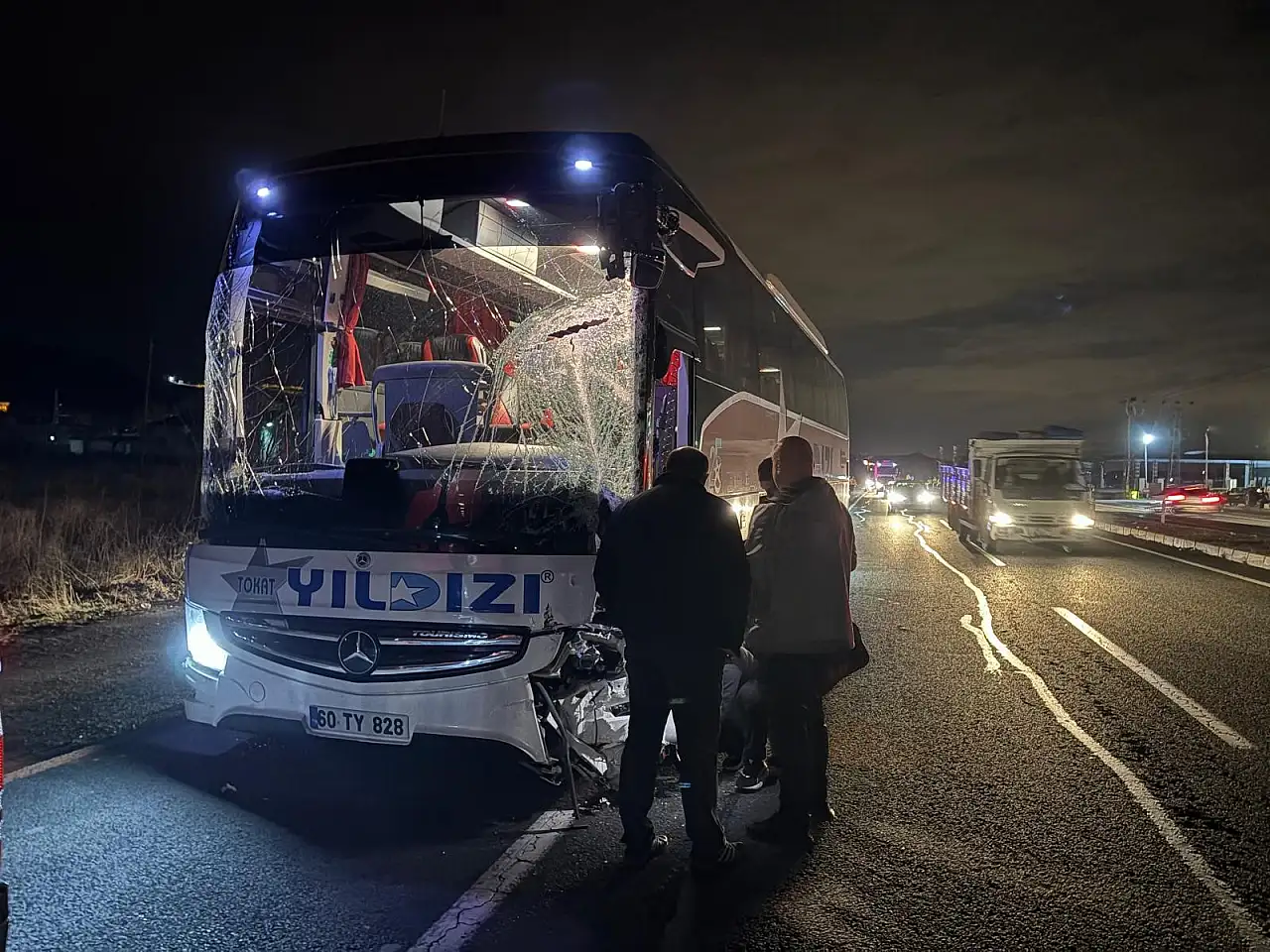 Kayseri yolunda yolcu otobüsü ile tır çarpıştı! Kazaya giden astsubaya otomobil çarptı