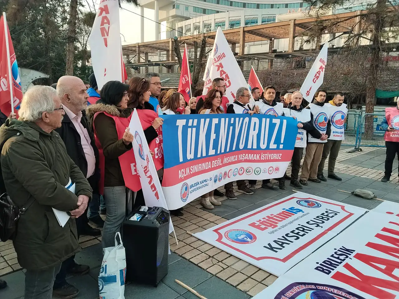 Kamu çalışanları hakça bütçe için meydanlara indi