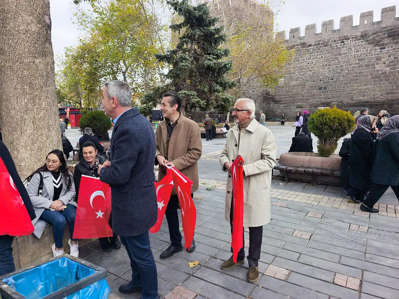 İYİ Parti Kayseri harekete geçti! Cumhuriyet Meydanı'nda dağıttılar