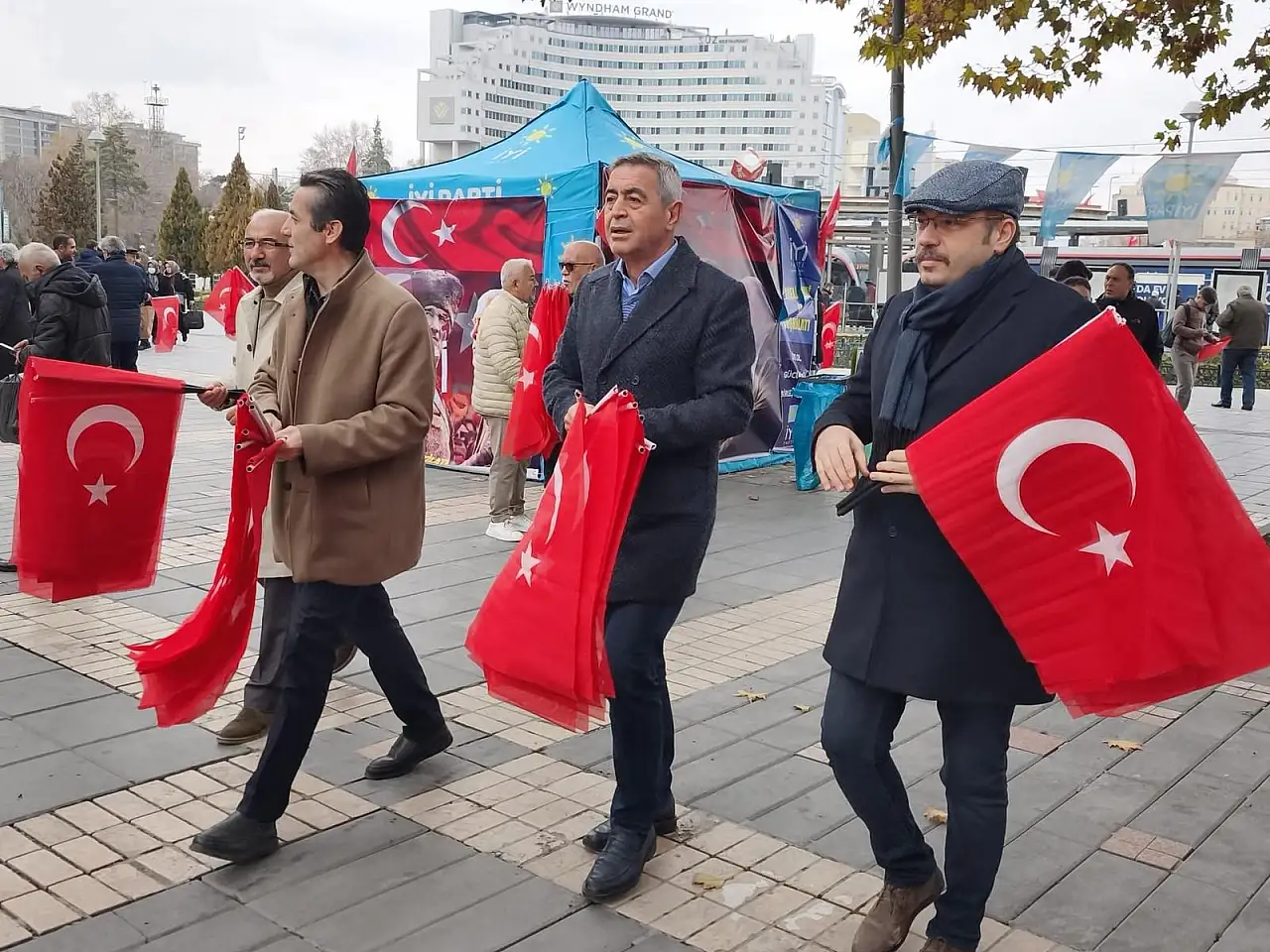 İYİ Parti Kayseri harekete geçti! Cumhuriyet Meydanı'nda dağıttılar