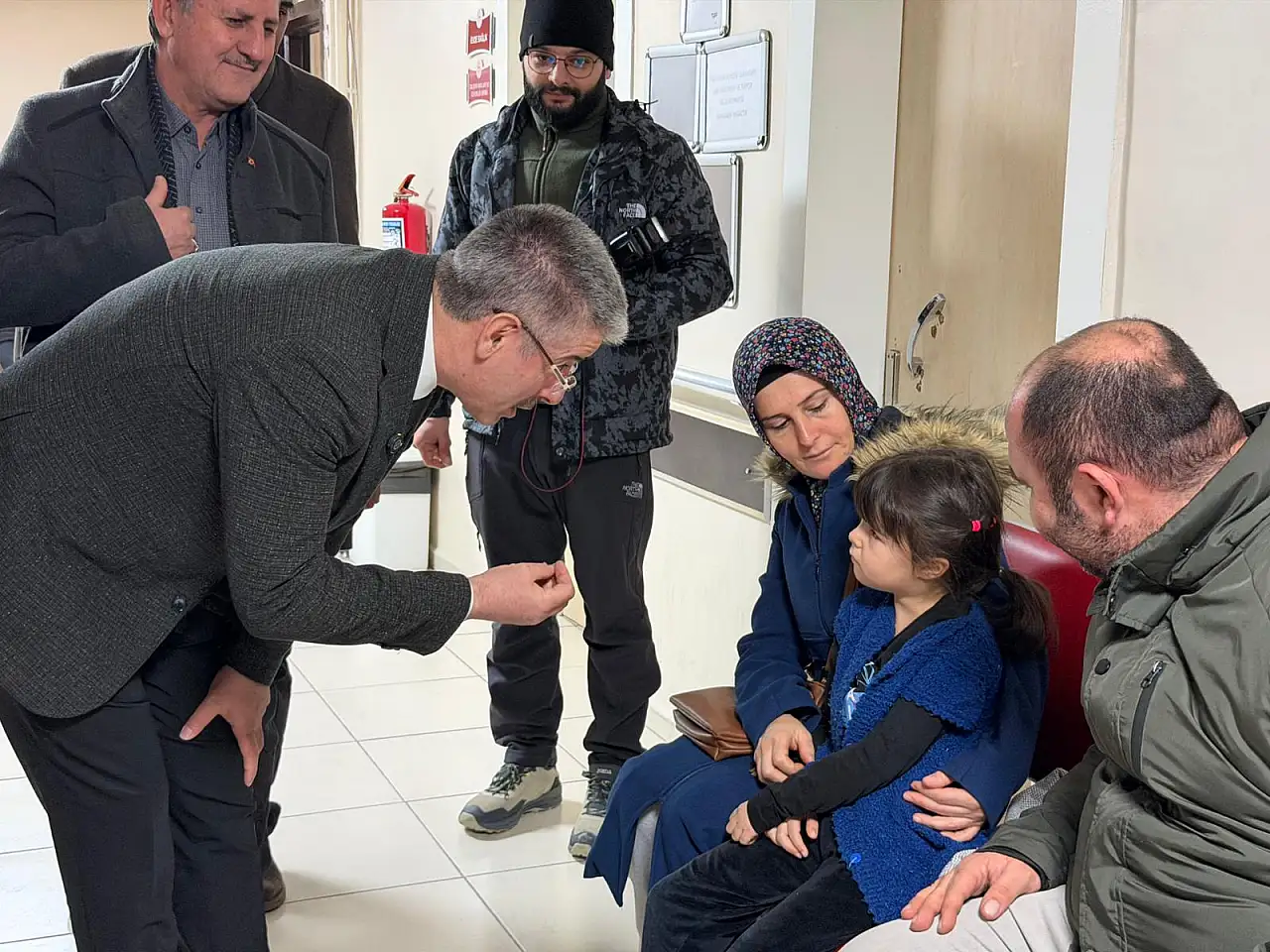 AK Partili vekil Kayseri'de bakın bu kez neyi kafaya taktı? İlçe ilçe gezecek, notlar alıp çözecek! Dedektif vekil iş başında