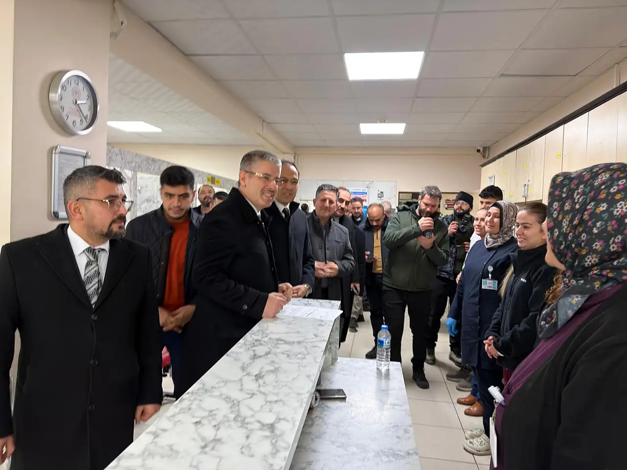 AK Partili vekil Kayseri'de bakın bu kez neyi kafaya taktı? İlçe ilçe gezecek, notlar alıp çözecek! Dedektif vekil iş başında