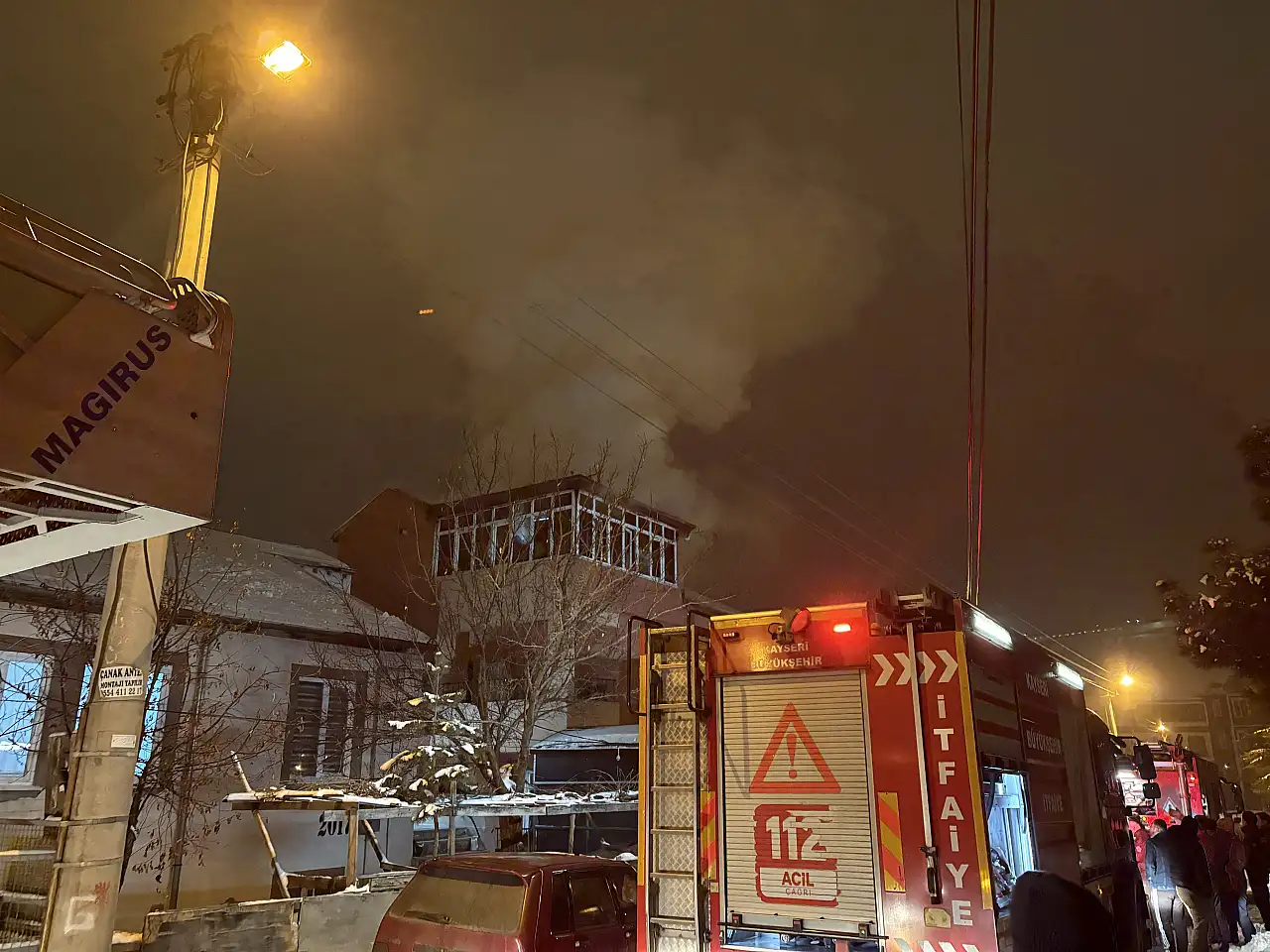 Kayseri'de evin çatısı alev alev yandı! 2 saatte söndürüldü