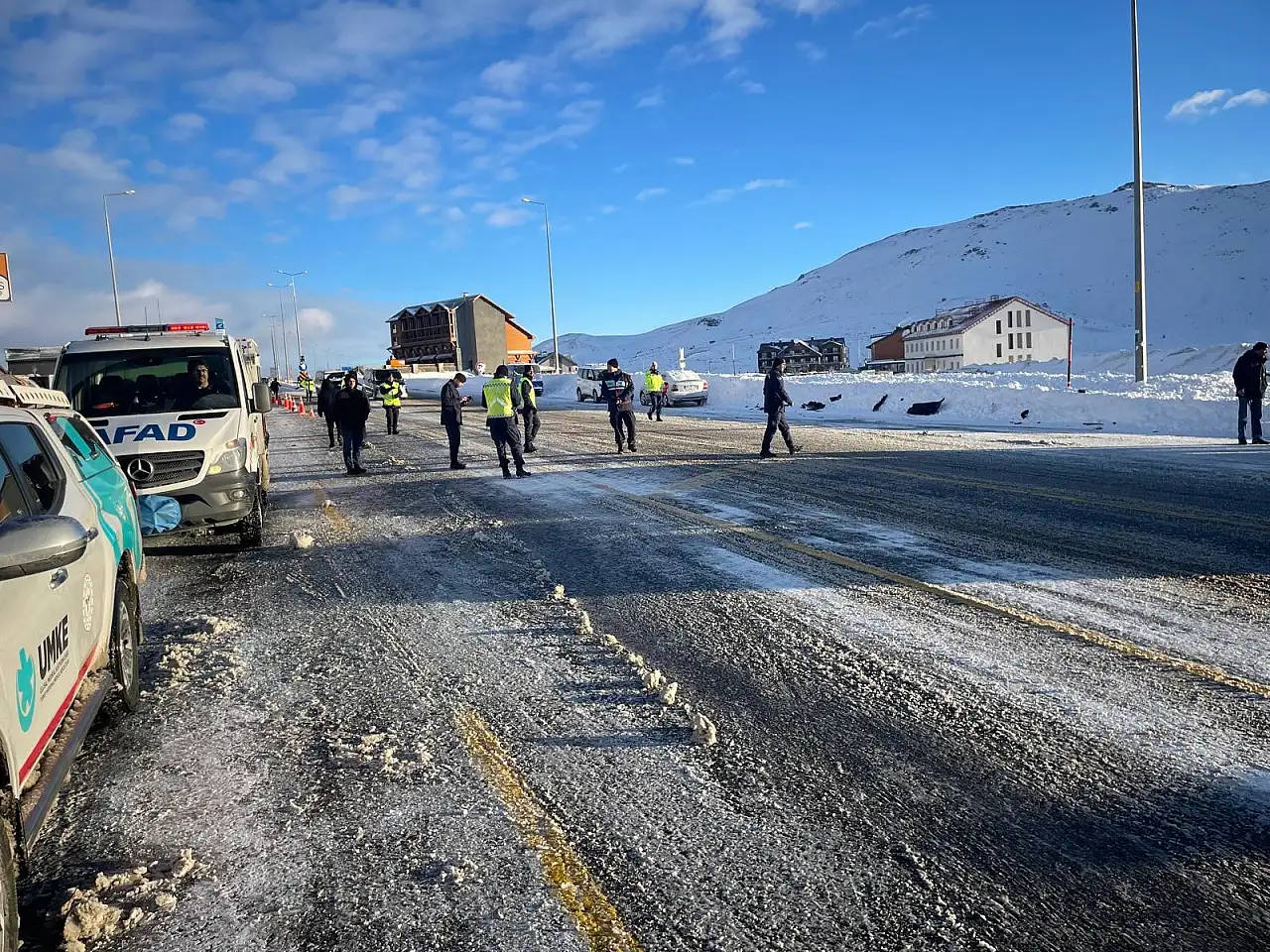 Erciyes'te can pazarı: Taksi ile yolcu minibüsü çarpıştı! Çok sayıda yaralı var