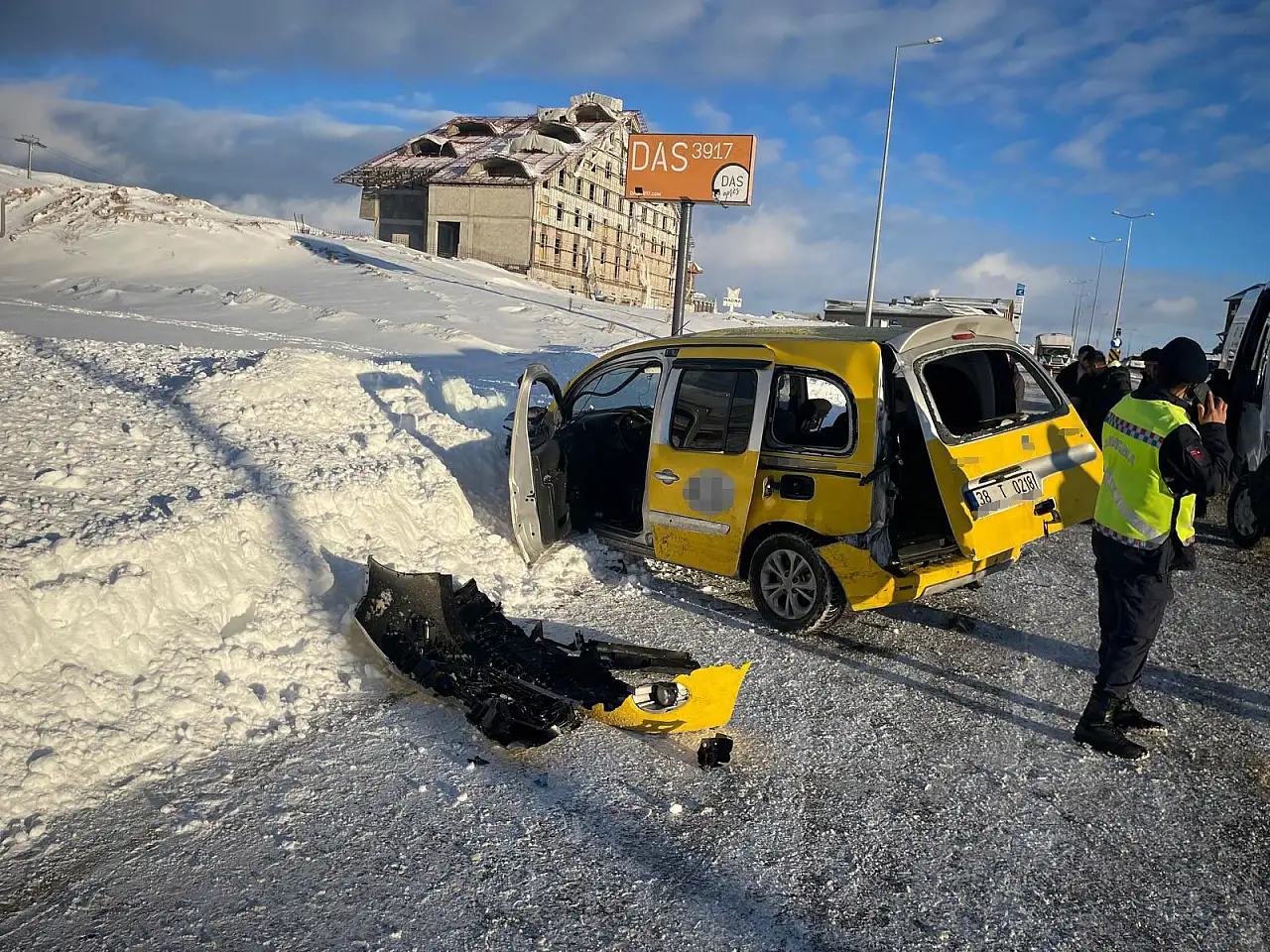Erciyes'te can pazarı: Taksi ile yolcu minibüsü çarpıştı! Çok sayıda yaralı var