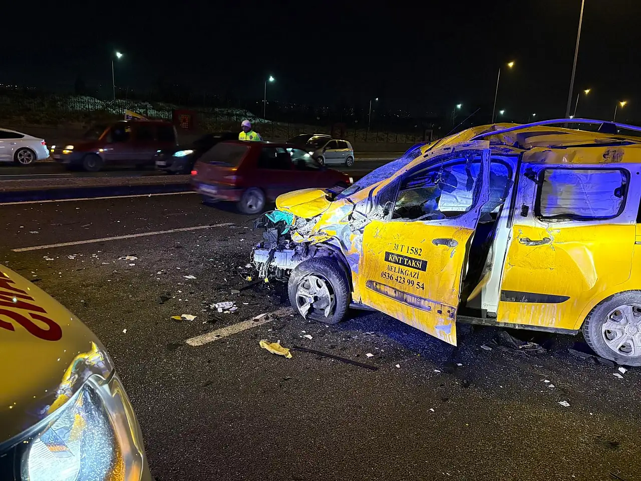 Kayseri'de kontrolden çıkan otomobil karşı yola geçti! 3 yaralı