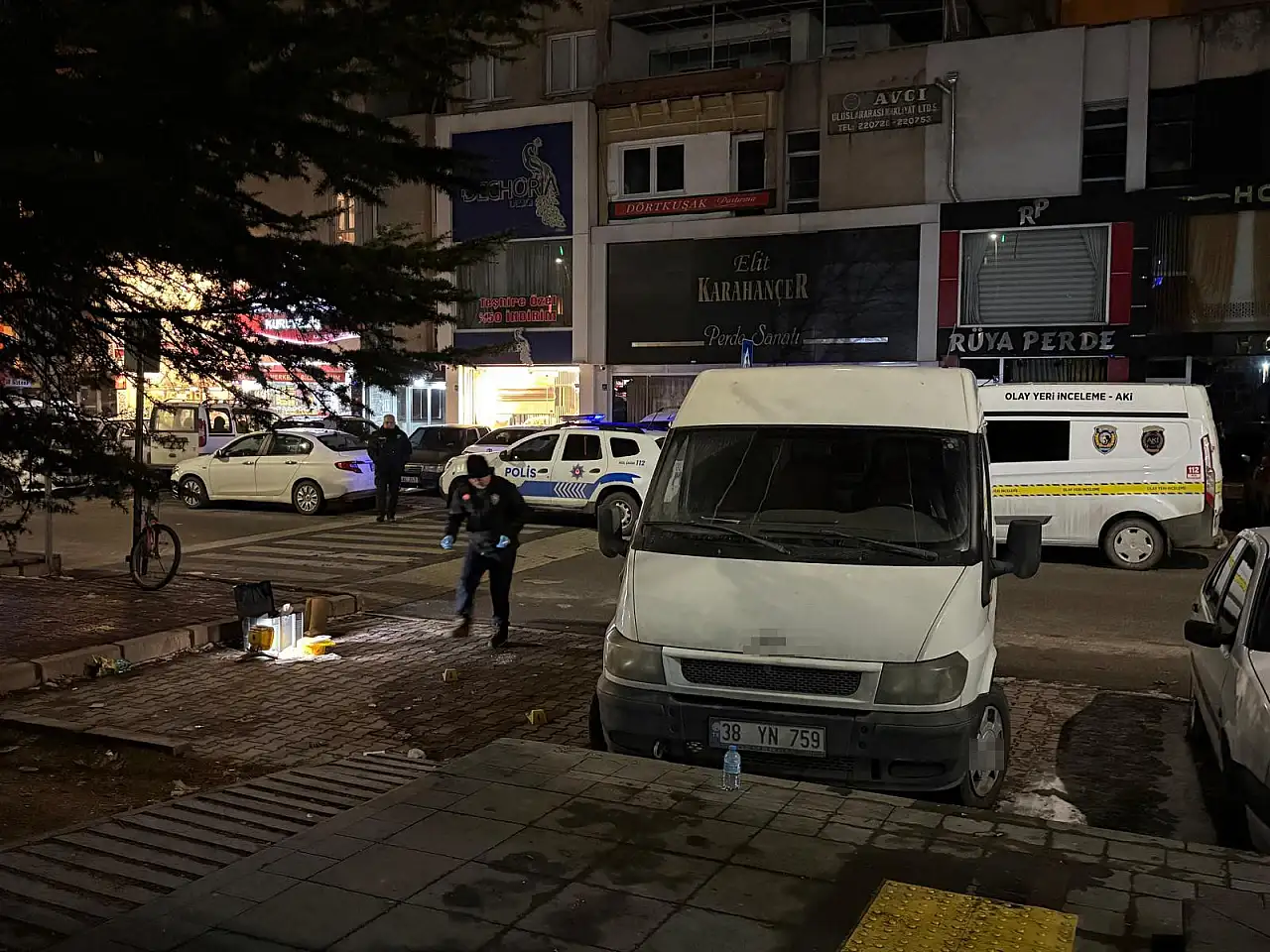 Kayseri'de kıyafetlerine laf ettikten sonra bıçakladı! 3 kişi...