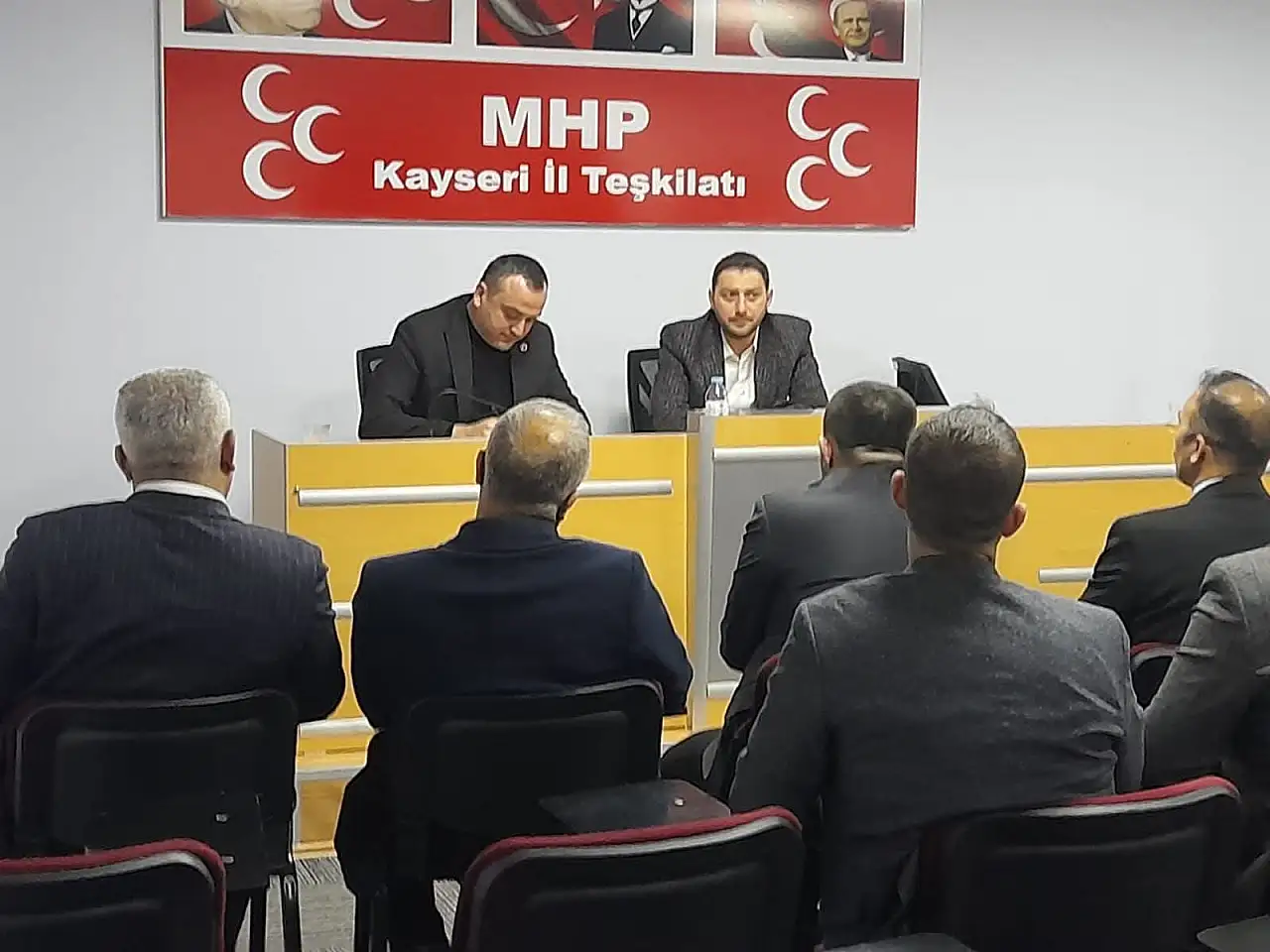 MHP Kayseri İl binasının ışıklarını akşam kim neden yaktı?