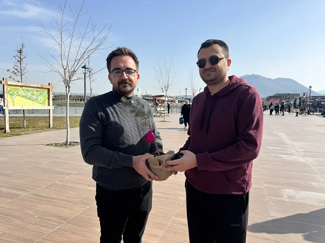Millet Bahçesi'nde çöpü toplayana bakın ne hediye ettiler